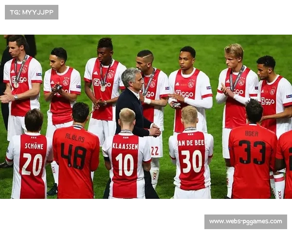 阿贾克斯因球迷烟火扰赛,官方宣布补赛闭门举行 阿贾克斯因球迷烟火扰赛,官方宣布补赛闭门举行